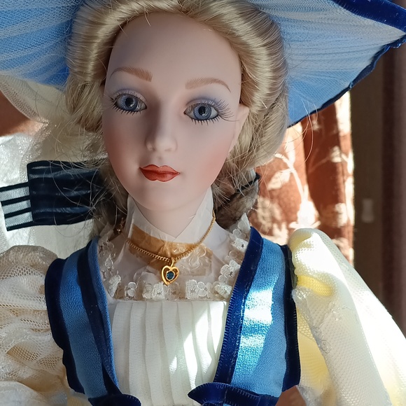Felicia The Coca-Cola limited edition heirloom doll - Picture 2 of 13